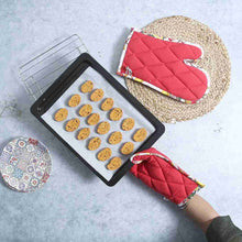 Load image into Gallery viewer, Como Oven Mittens - Red (Set of 2)